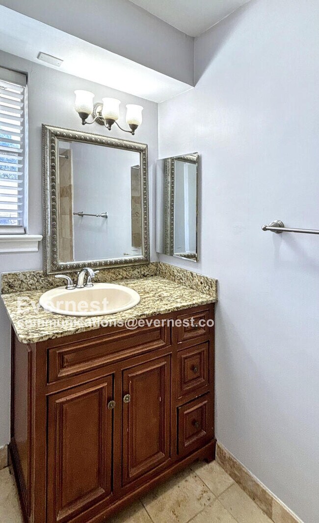 Building Photo - Lovely 2 beds, 2 bath Condo with Modern Am...