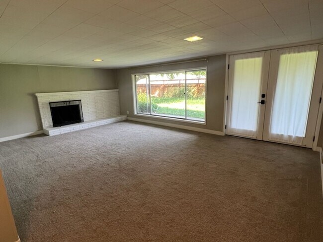 Building Photo - 1314 Red Apple Rd