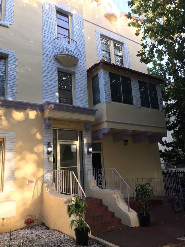 Building Photo - Renovated Art Deco Beauty!