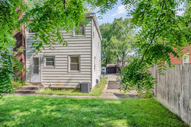 Building Photo - 2 Bedroom Duplex  $1050/Month