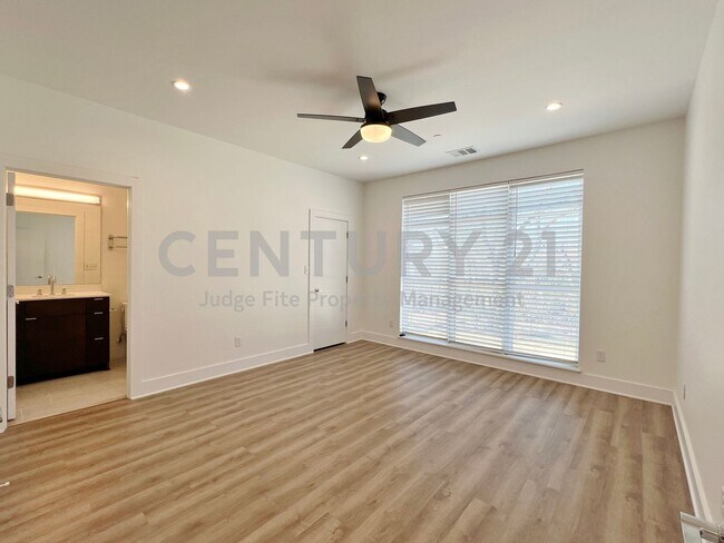 Building Photo - MOVE-IN SPECIAL: $500.00 off your 2nd full month's rent if lease signed by 3/1/26!