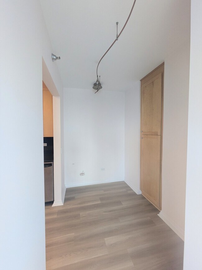 Building Photo - 33 W Ontario St