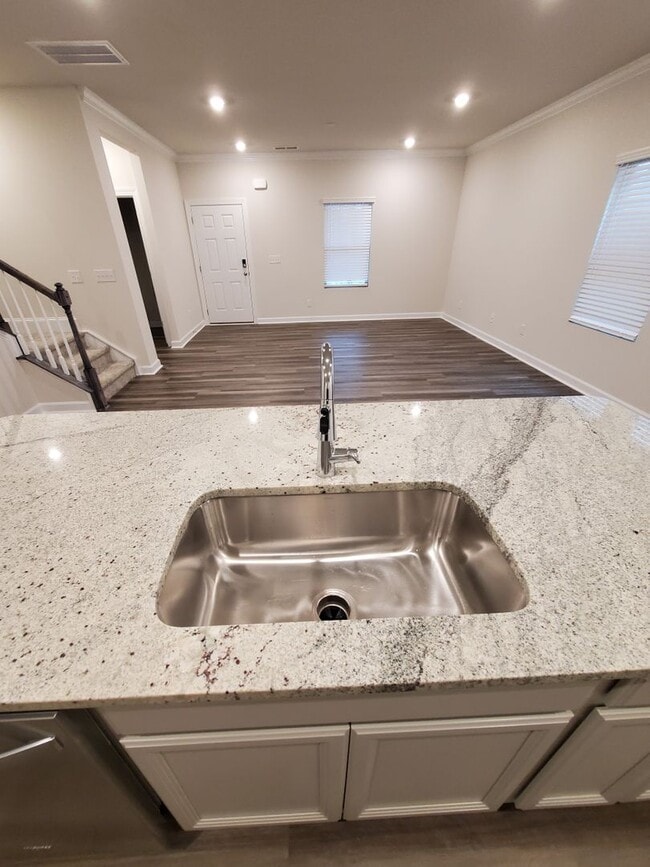 Building Photo - Beautiful Home in Huntersville