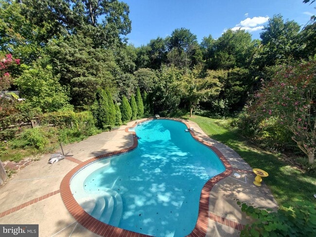 Building Photo - 20960 Capilano Ct
