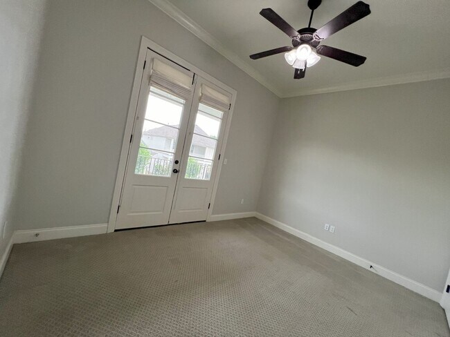 Building Photo - Stunning 4 bedroom, 3 bathroom 2 story hom...