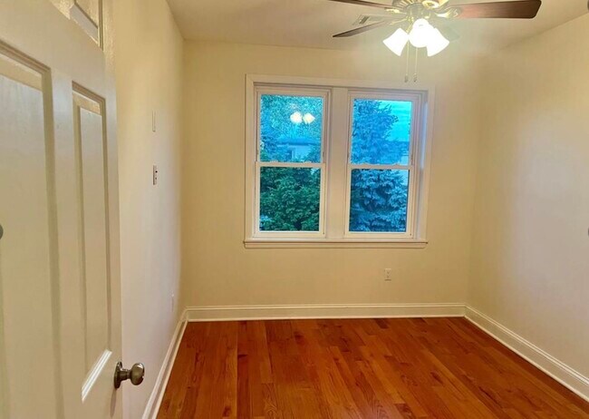 Building Photo - 10-12-12 Morton Pl