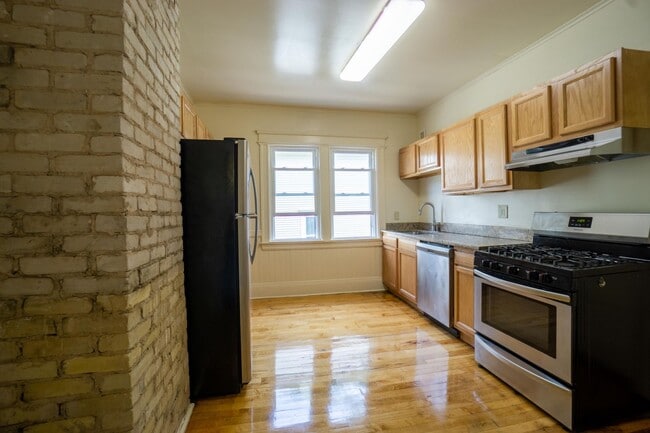 Building Photo - 833 Sumner Ave