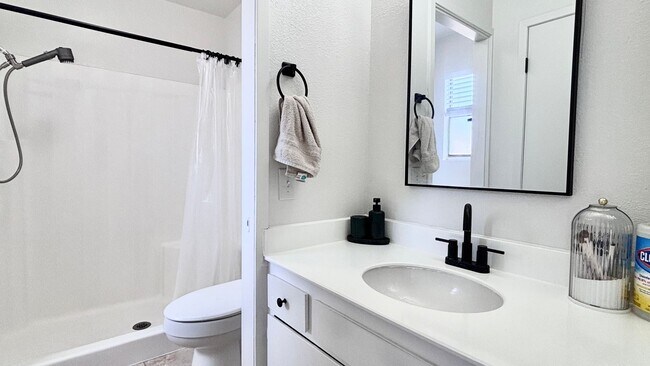 Building Photo - Fantastic 4 bedroom home with a 1 car garage and driveway space for additional car! Backyard and ...