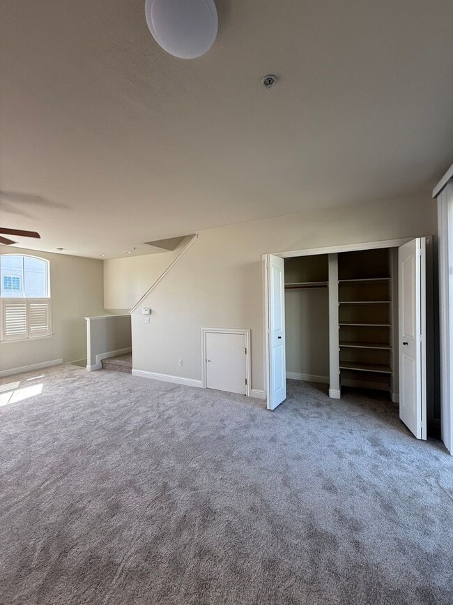 Building Photo - 2 bedroom 2.5 Bathroom Windsor Town Green Condo with carpet and A/C