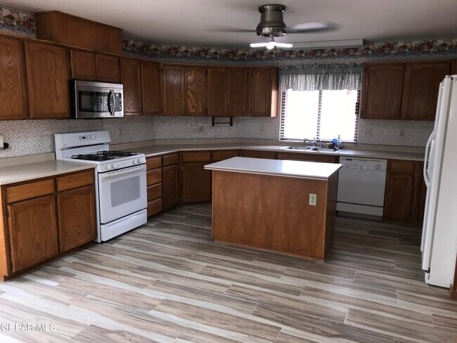 Building Photo - 1392 Adabel Dr