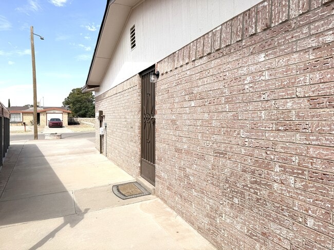 Building Photo - 9321 Sorbonne Dr