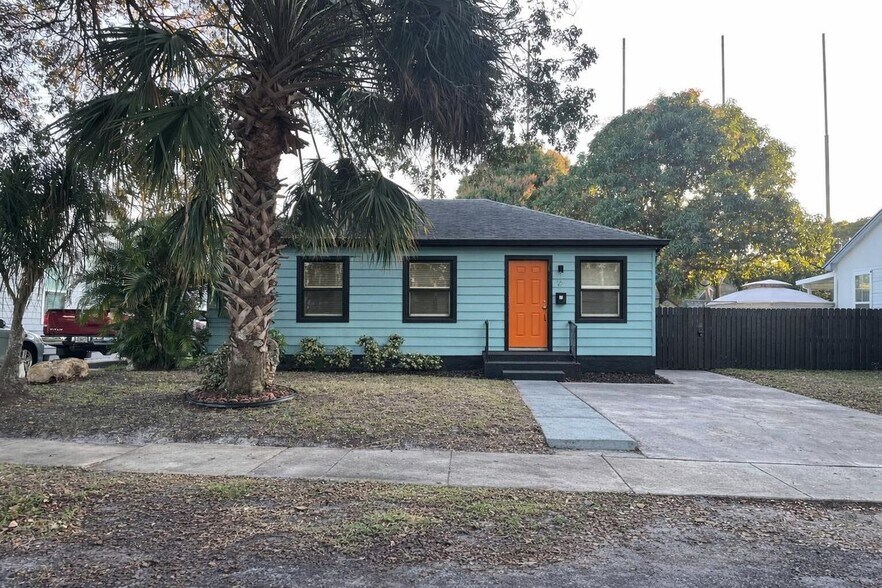 Building Photo - 824 Winters St