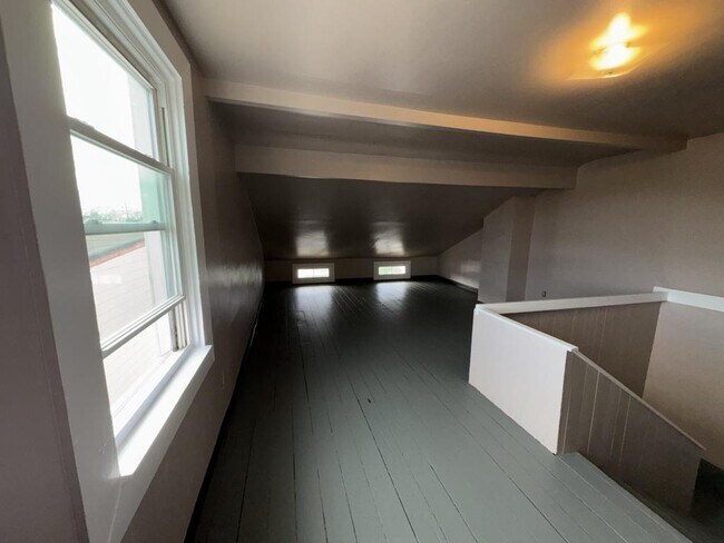 Building Photo - 1014 Considine Ave