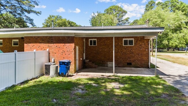 Building Photo - Updated Two Bedroom near Downtown Smithfie...