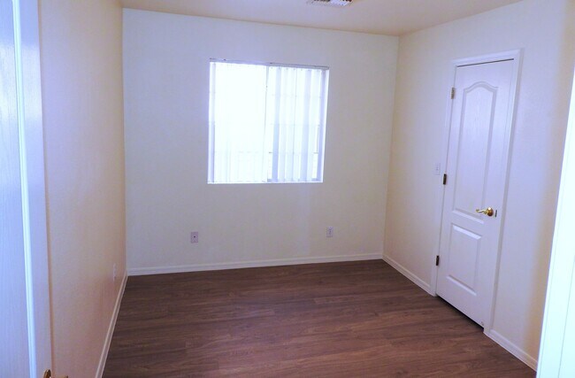 Building Photo - 3+2 Stylish, Move-In Ready Home with New Flooring and Fresh Interior