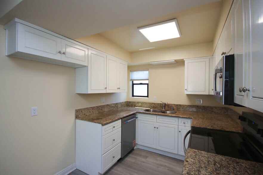 Building Photo - 874 S Marengo Ave