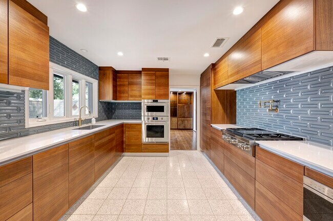 Building Photo - 5675 Green Tree Rd