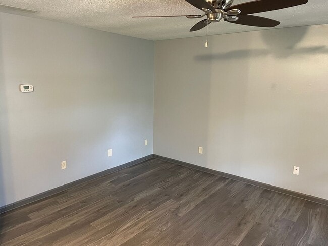 Building Photo - New Listing! 3 Bedroom 2 Bath