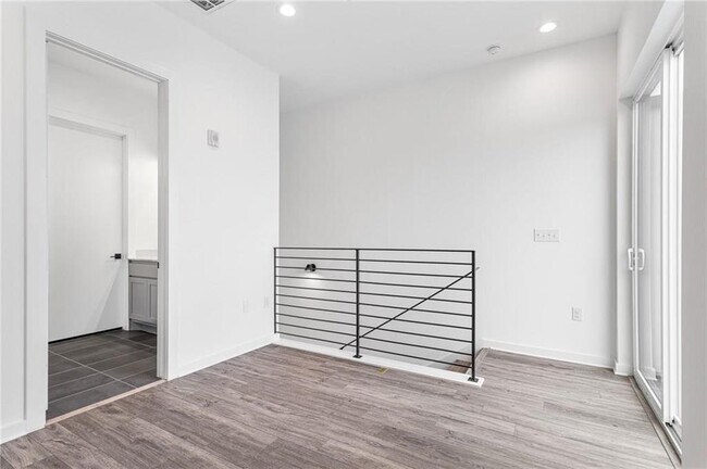 Building Photo - 2804 S 1st St