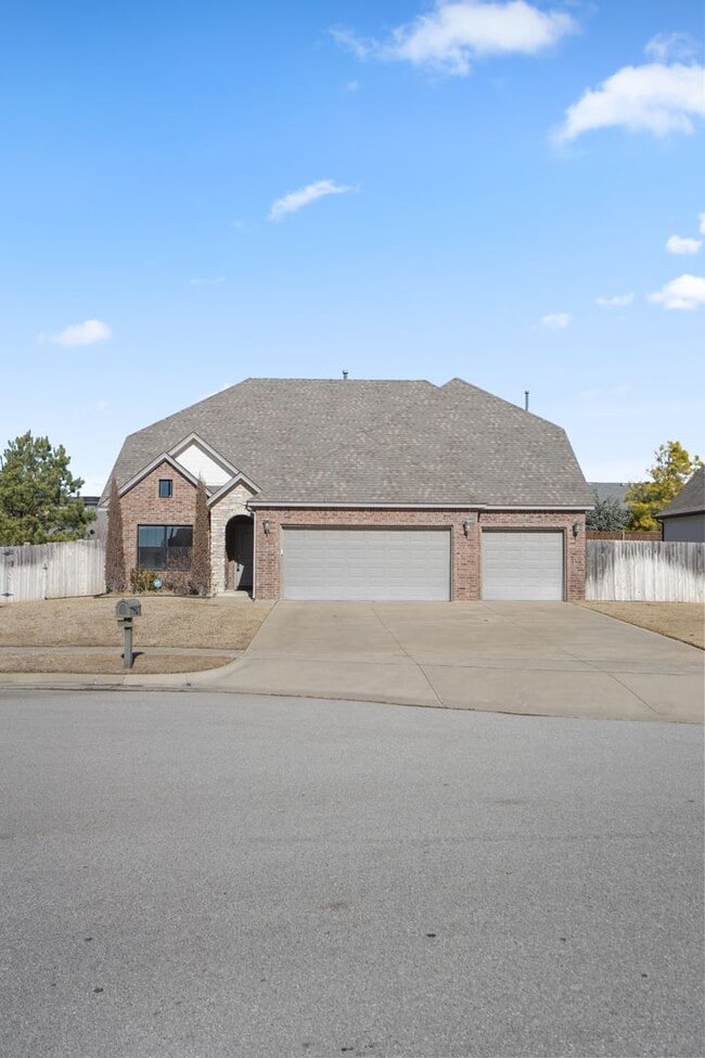 Building Photo - Stunner! This beautiful home features a spacious open floor plan with primary suite and private o...