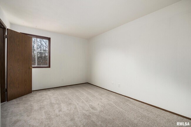 Building Photo - 1300 W Jeth Ct