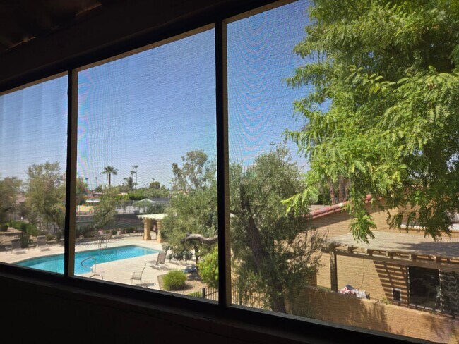 Building Photo - Beautiful two story, 3 bed, 1 full bath, 2...