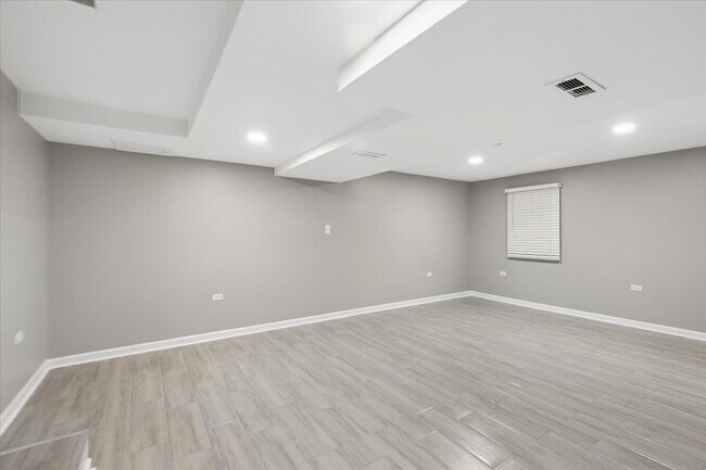 Building Photo - 322 Maple Ln