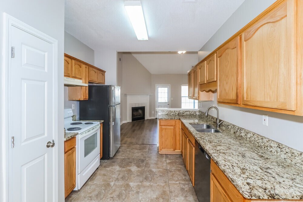 Building Photo - 7806 Wolf Hollow Dr