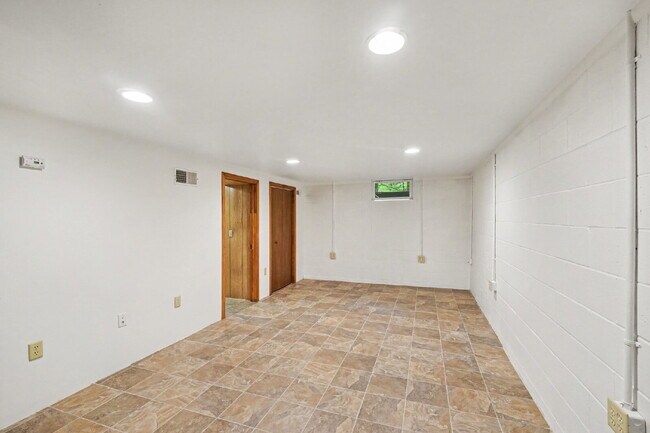Building Photo - 3-Bedroom Duplex with Finished Basement & Central Air $1600/month
