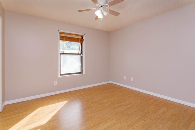 Building Photo - Spacious 4-Bedroom, 3-Bath Rental in Quiet DeBary Cul-de-Sac