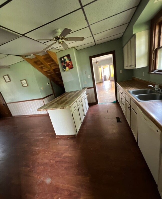 Building Photo - Great Location - $2000 Down / $880 Month
