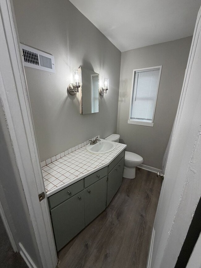 Building Photo - 1913 Stirling Ave