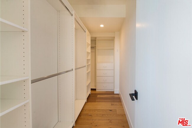 Building Photo - 8787 Shoreham Dr