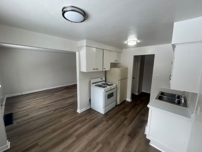 Building Photo - 2616 Newport Ave