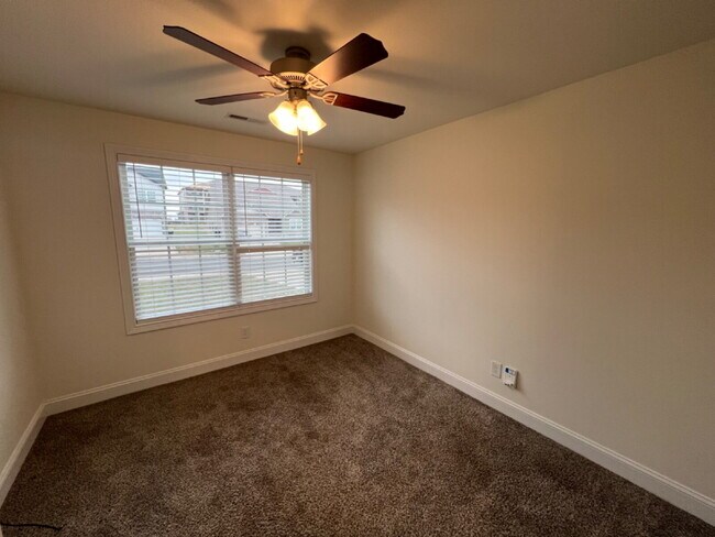 Building Photo - 811 Lillian Grace Dr