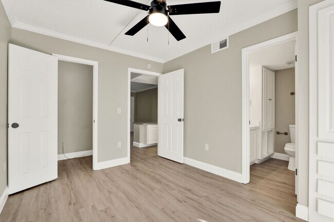 Building Photo - Newly Renovated ~ Ground Floor Condo in th...