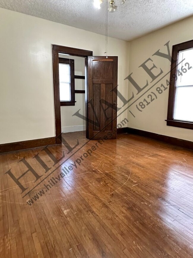 Building Photo - Two Bedroom Upper - All Utilities Paid