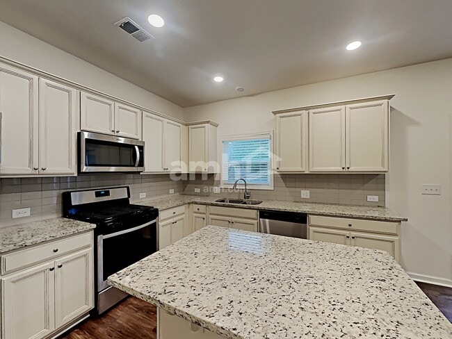 Building Photo - 85 Royalty Ln