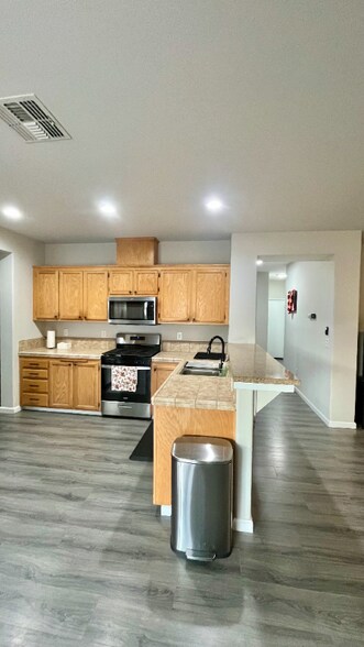 Building Photo - 549 Plum Way