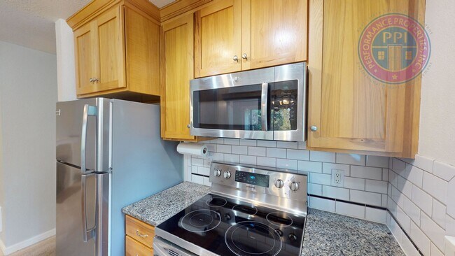 Building Photo - West Linn - Linnwood Heights, Stylish Cond...