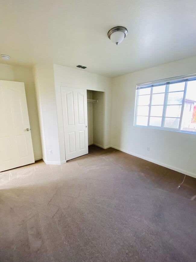 Building Photo - Westlake Winner... Walk to Parks & Schools 3 Bedroom 2.5 Baths