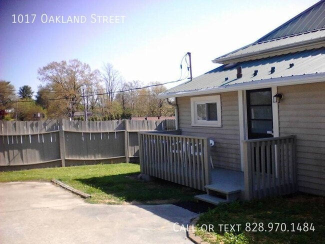 Building Photo - 1017 Oakland St