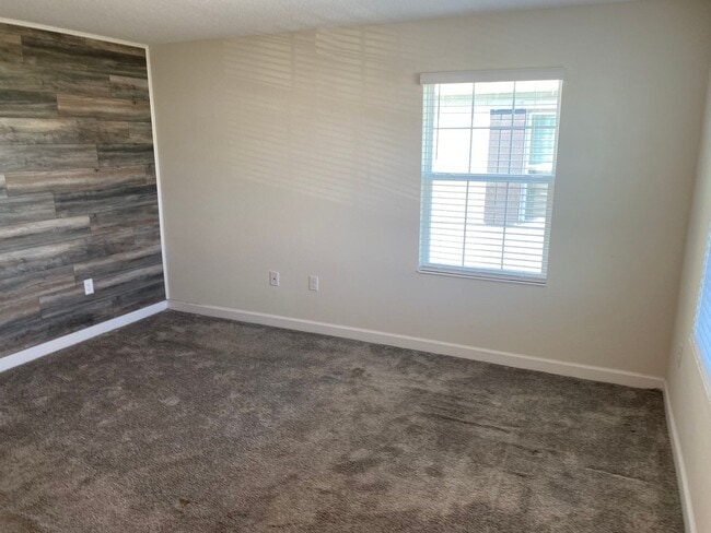 Building Photo - STOREY PARK - 3BR/2.5BA TOWNHOME WITH 2 CAR GARAGE