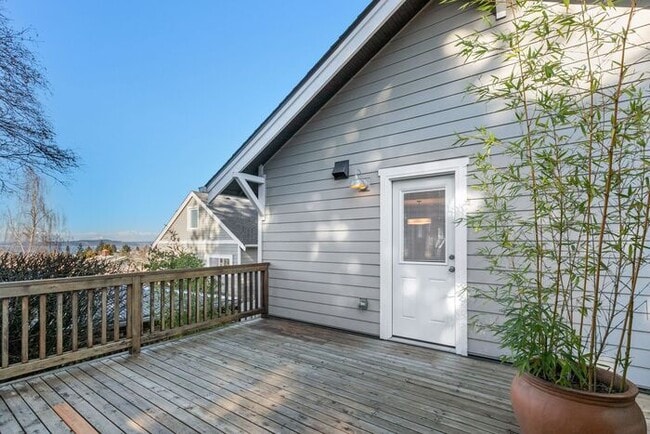 Building Photo - Gorgeous AIR CONDITIONED West Seattle Char...
