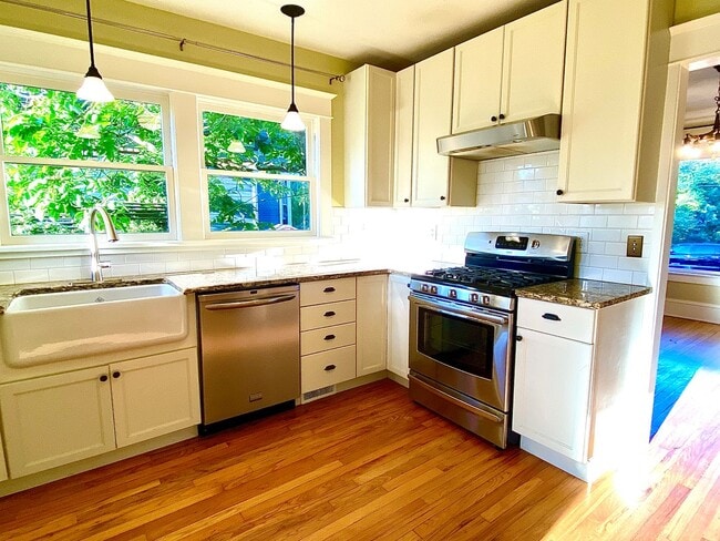 Building Photo - Gorgeous, remodeled 1925 Bungalow 4 bed 2 bath home