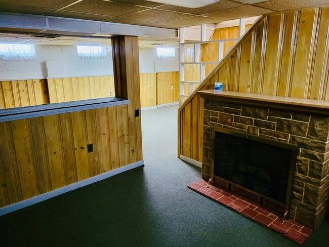 Building Photo - 24926 Hickory St