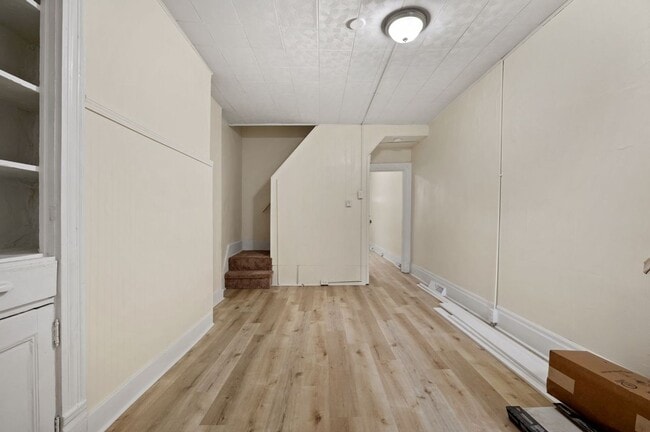 Building Photo - Newly Renovated 2 Bedroom Unit + Bonus Room In The South Side.  Available Immediately.