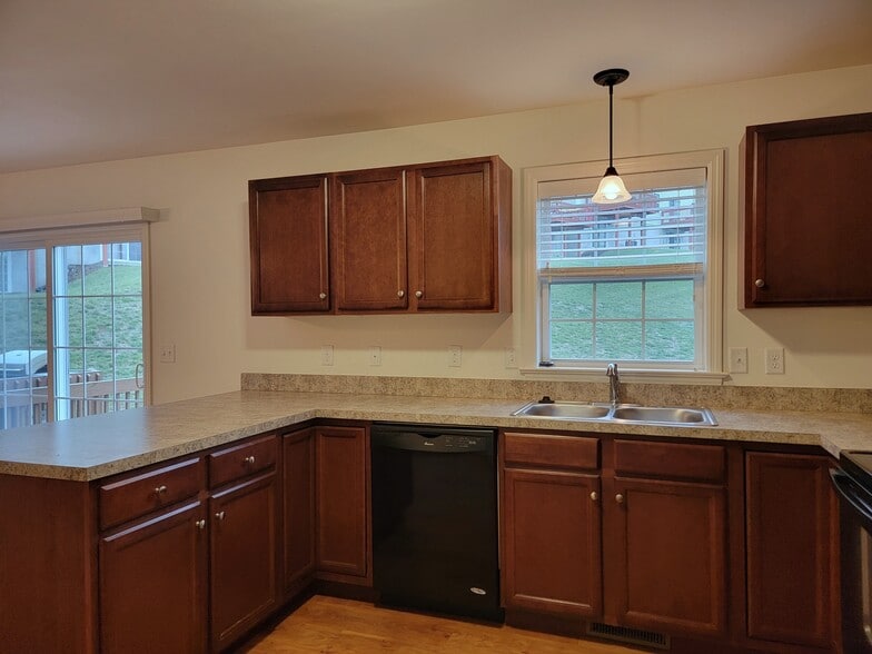 Building Photo - 647 Winding Ln