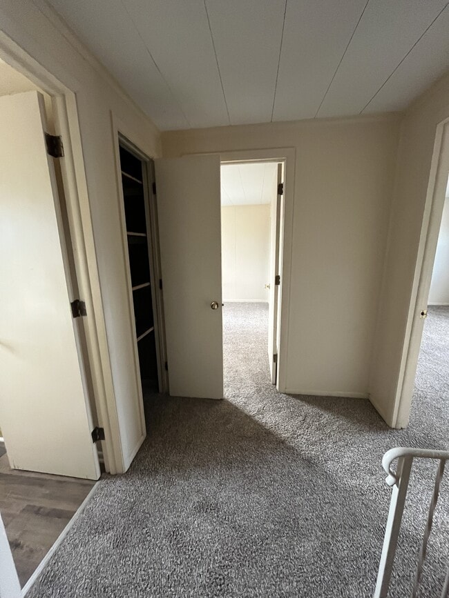 Building Photo - 611 Lincoln Way W