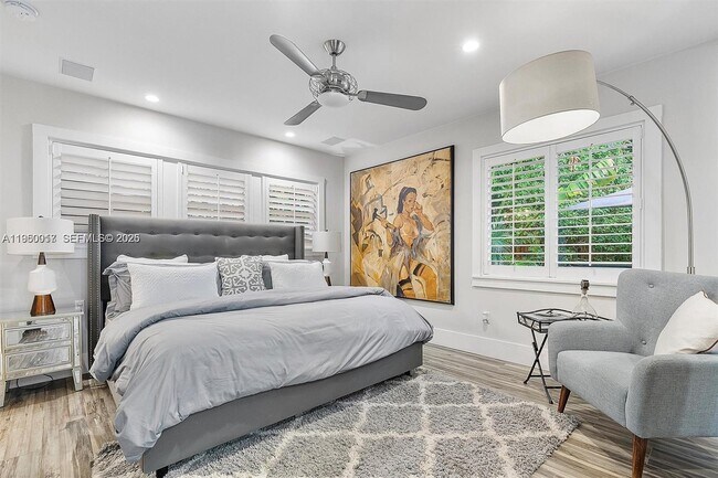 Building Photo - 700 Vilabella Ave